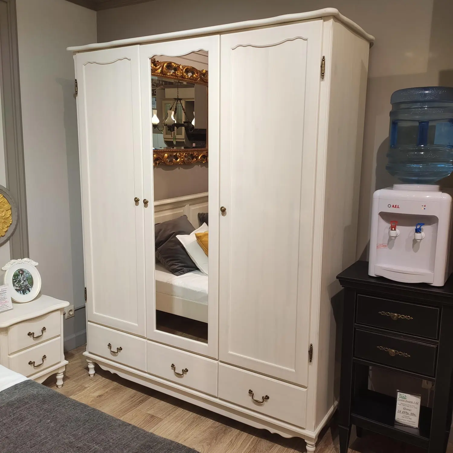 Шкаф из массива для одежды 3х дверный Верден с зеркалом