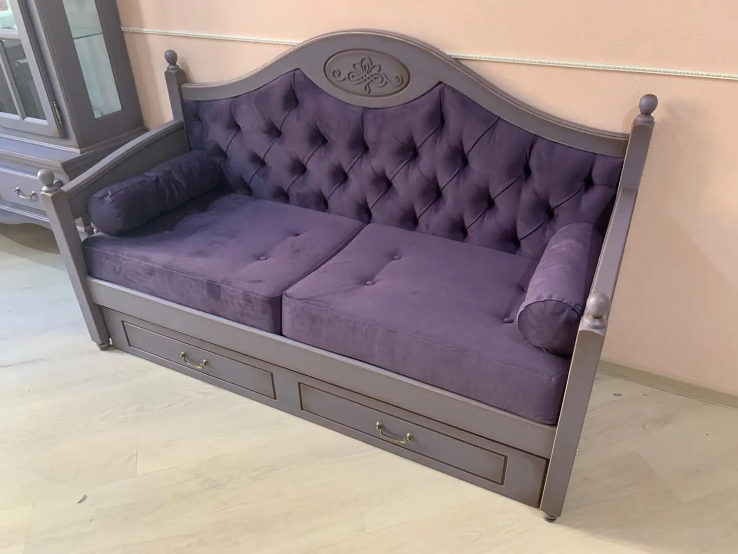 Диван Валенсия 2-15 с декор. вензелем на изголовье