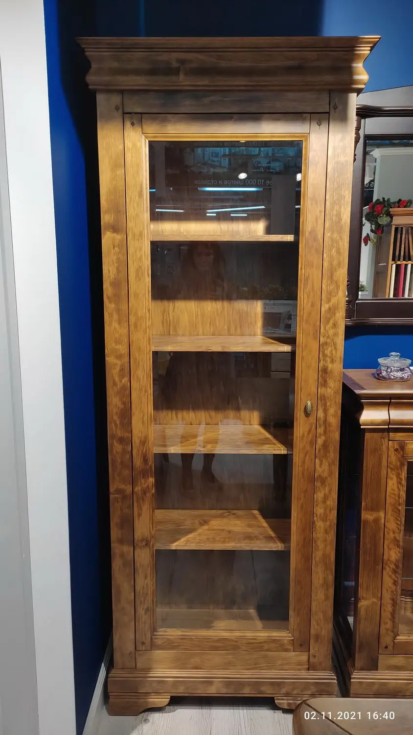 Шкаф 1 дверный Луи Филипп с витриной, массив ОВ 01 (ручка слева)