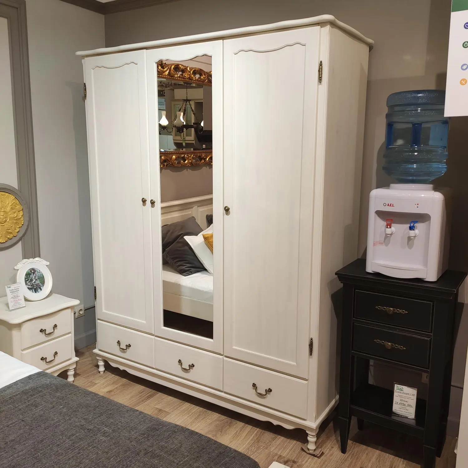 Шкаф из массива для одежды 3х дверный Верден с зеркалом