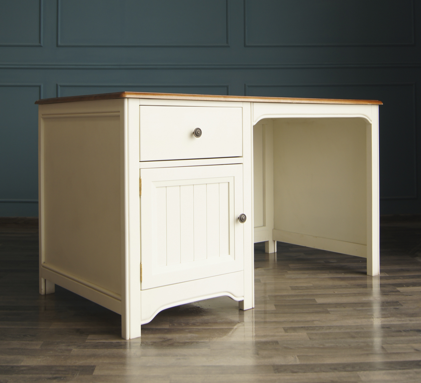 Бежевый рабочий стол с дверкой "Olivia"