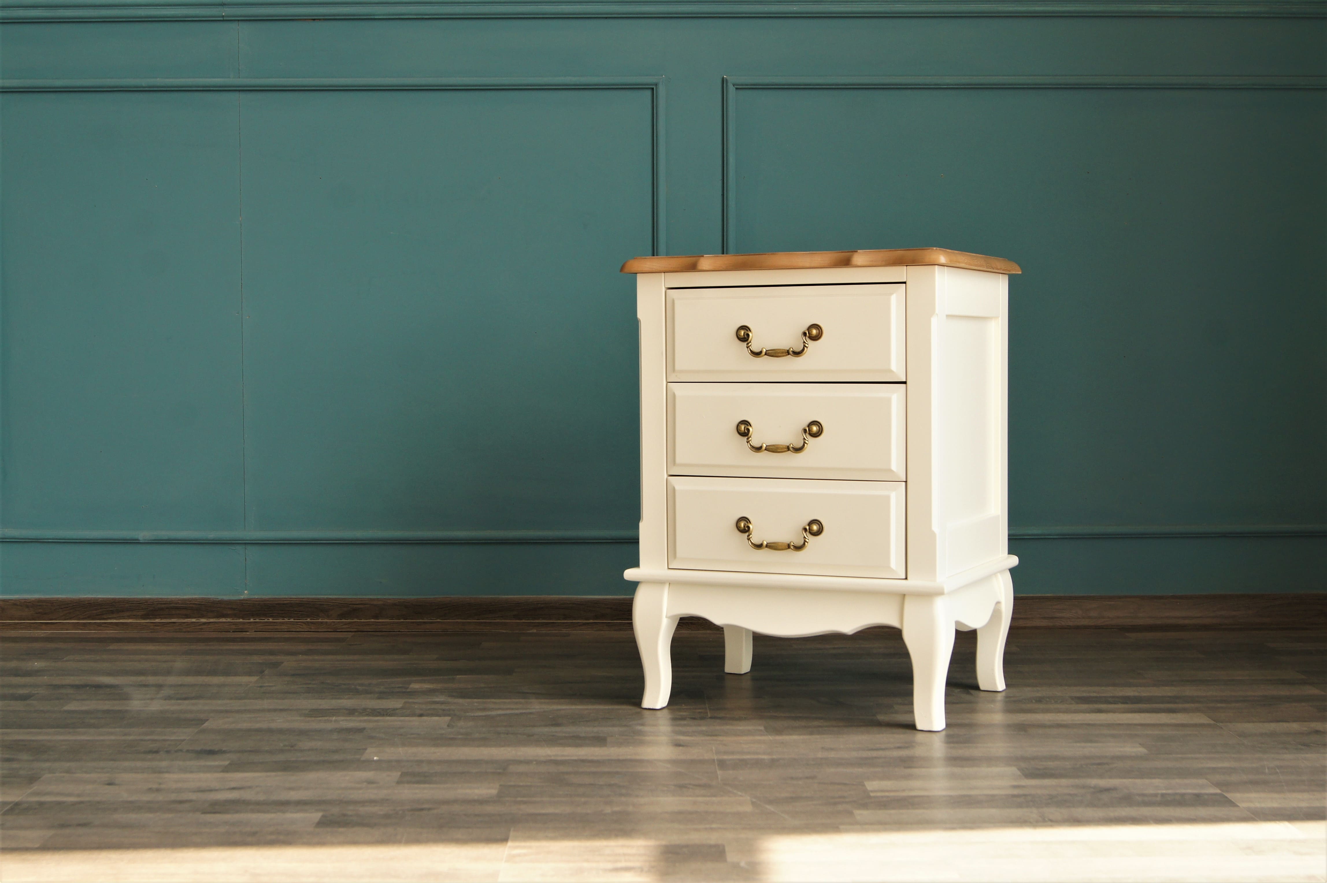 Прикроватная тумба Leontina на три ящика