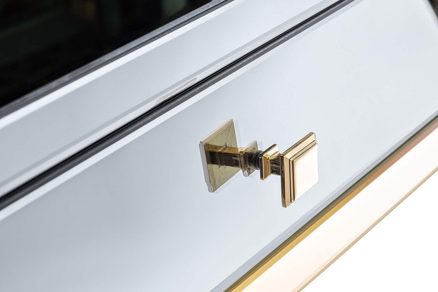 KFG125 Консоль 2 ящика с золотистой отделкой