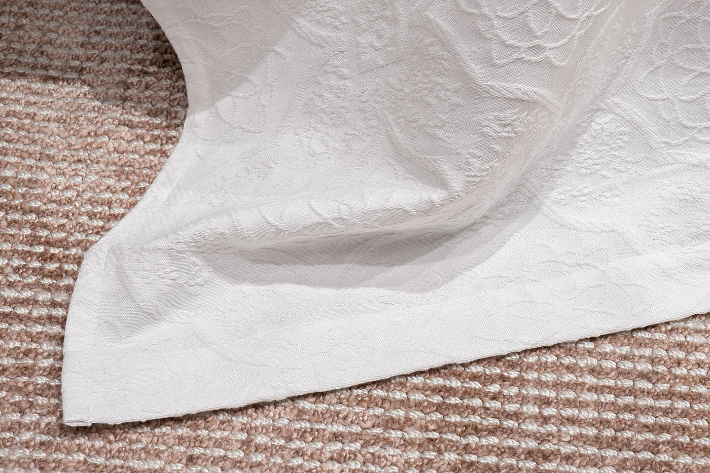 16AMR-NS240260-POKR BEL Покрывало Тиара белое