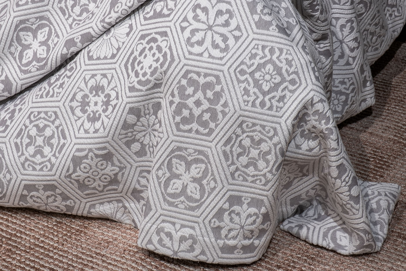 16AMR-MTS240260-POKR SER Покрывало Ажур серое 