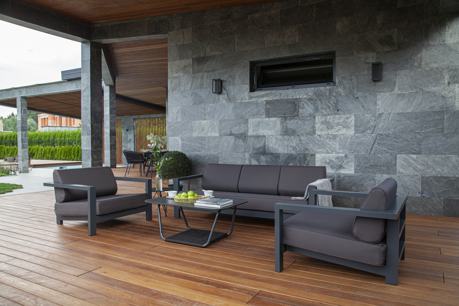 «Горнида» лаунж-зона из алюминия со столиком из HPL