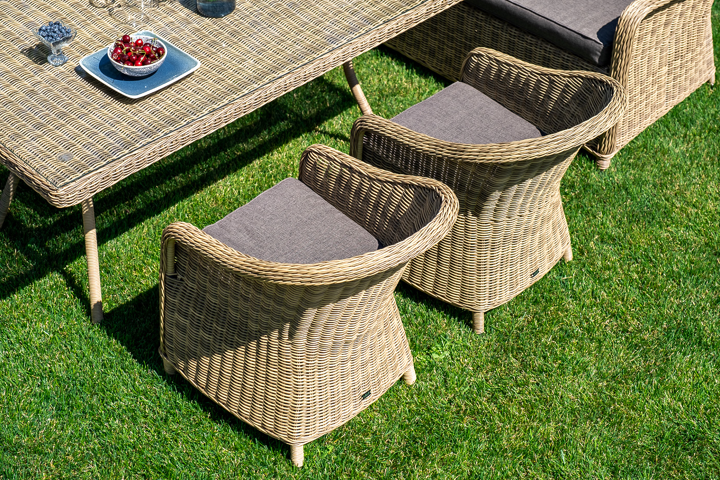 "Равенс" плетеное кресло из искусственного ротанга, цвет соломенный с серой подушкой